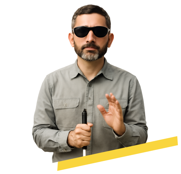 Persona no vidente de pie frente a un fondo blanco, usando gafas de sol oscuras. Lleva una camisa gris claro de manga larga con dos bolsillos en el pecho. Sostiene un bastón blanco con una mano y su otra mano está levantada, ligeramente curvada. Tiene una barba bien recortada y una expresión tranquila y confiada. La imagen transmite serenidad y enfoque, destacando su postura erguida y su presencia.