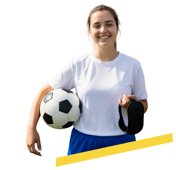 Persona joven sonriente con camiseta blanca y short azul, sosteniendo un balón de fútbol bajo el brazo y un antifaz deportivo para ciegos en la mano, sobre fondo blanco.