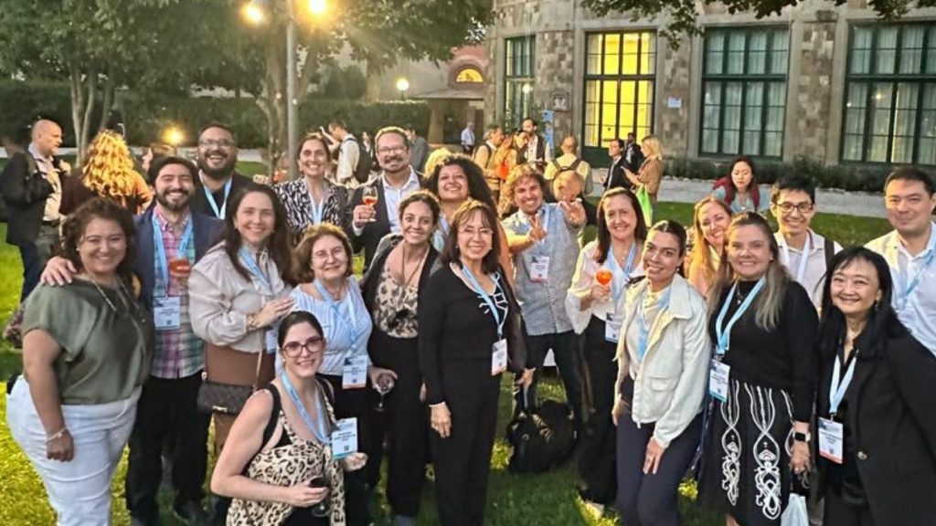 En la imagen aparecen todos los asistentes al Congreso provenientes de Latinoamérica, unas 19 personas, entre ellas Sofía Villavicencio y M. Alicia Albornoz, directoras ejecutiva y social respectivamente de Fundación Luz.