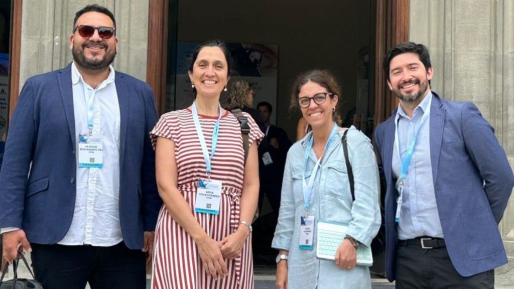 En la imagen aparece Sofía Villavicencio y M. Alicia Albornoz, directoras ejecutiva y social respectivamente de Fundación Luz, junto a dos trabajadores del Hospital clínico de la Universidad de Chile.
