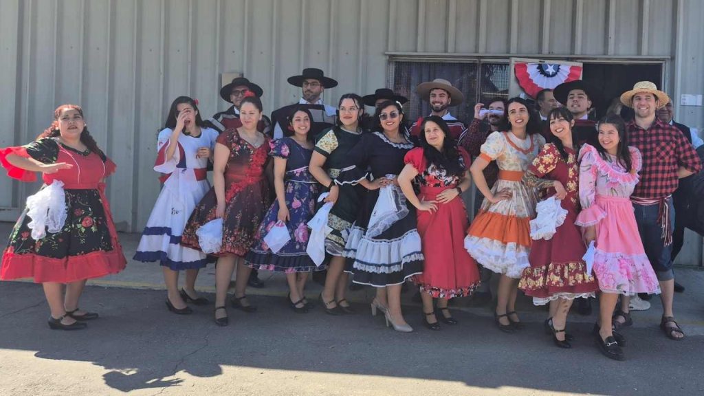 Grupo de trabajadores de Fundación Luz con trajes de huasas y huaso podando en grupo para la foto. Se divisan 17 personas.