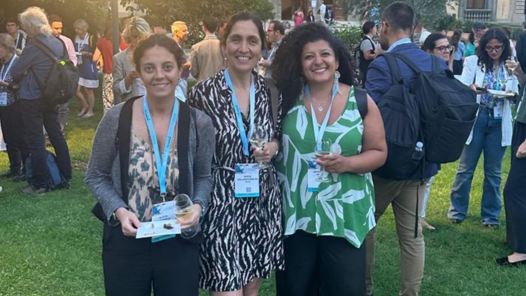 En la imagen aparece Sofía Villavicencio y M. Alicia Albornoz, directoras ejecutiva y social respectivamente de Fundación Luz, junto a Antonella Vespa de Panoramas Accesibles.