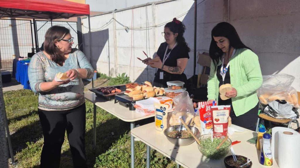 Personal de Fundación Luz atendiendo uno de los stands de comida.