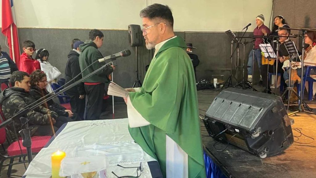 Imagen donde aparece el cura que realizó la Misa con la que comenzamos las celebraciones del 18 de septiembre