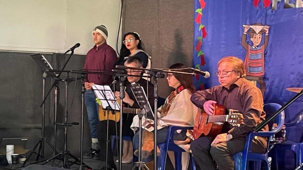 Banda para la fiesta del 18, aparecen dos personas en coro, dos guitarristas y una cantante principal.