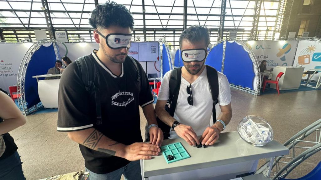 Dos jóvenes con los ojos tapados jungando al gato 