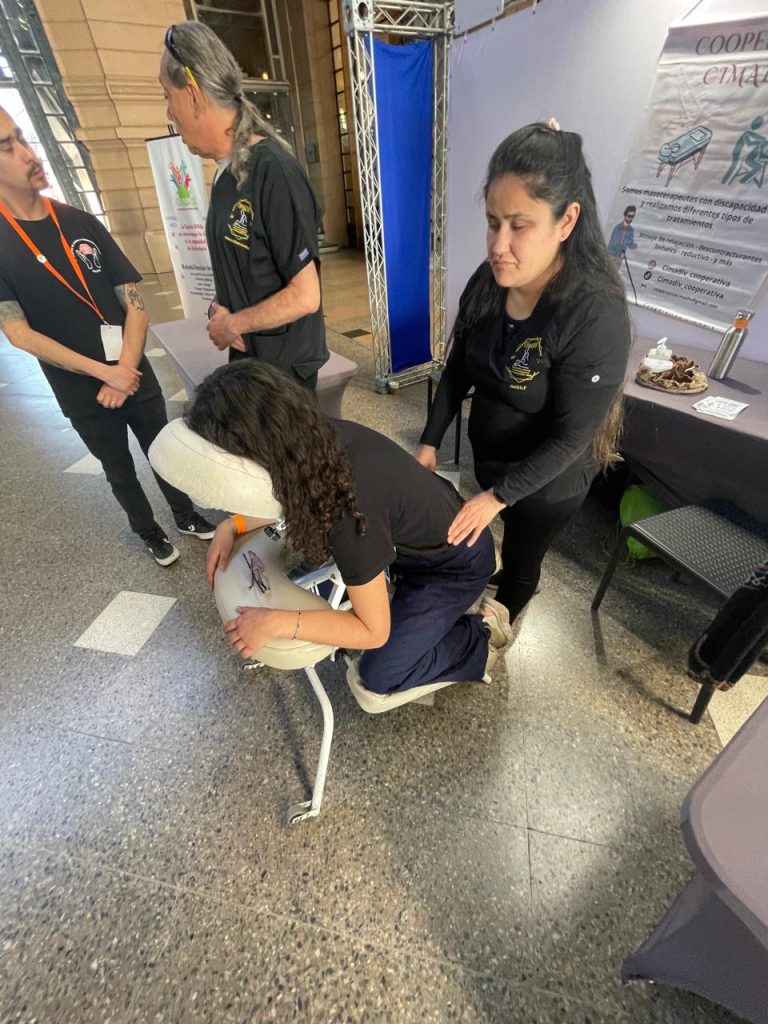 Masoterapeutas haciendo masajes a visitantes