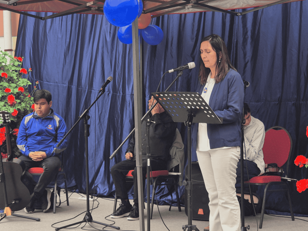 Sofía Villavicencio, directora ejecutiva de Fundación Luz diciendo unas palabras.