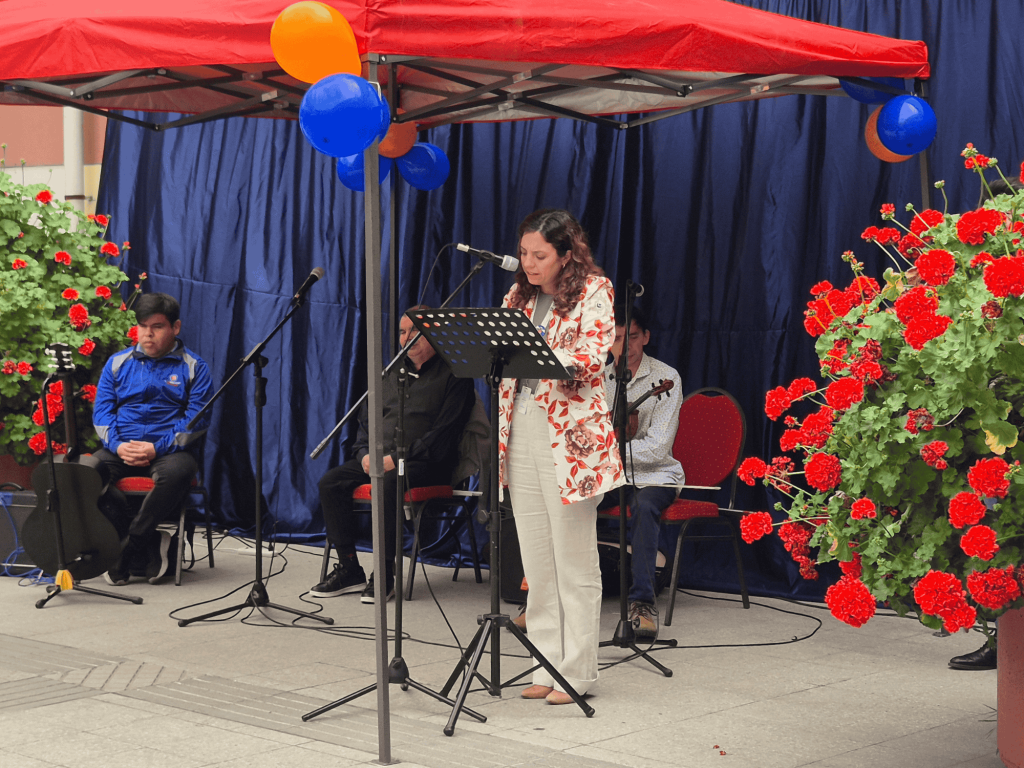 M. Alicia Albornoz, directora social de Fundación Luz de Fundación Luz diciendo unas palabras.