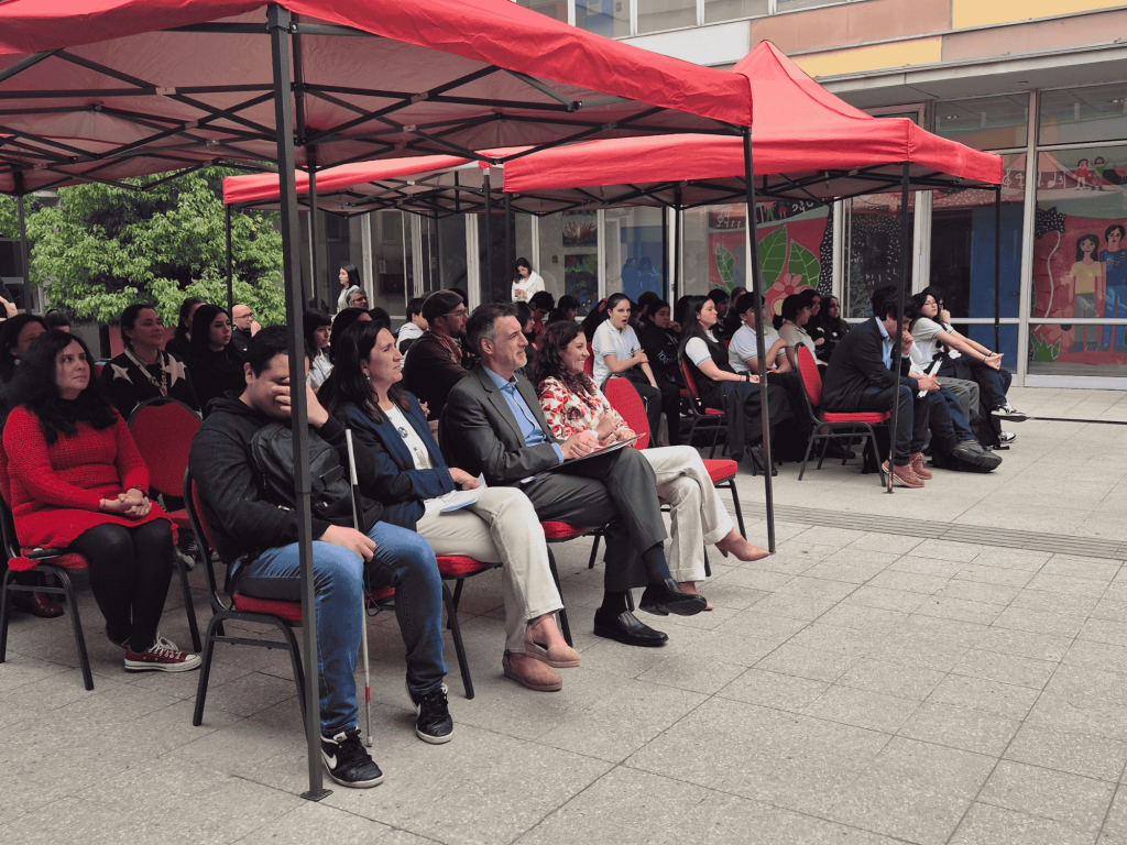 Público asistente a la celebración del Día del Bastón Blanco, se ven unas 50 personas sentadas.
