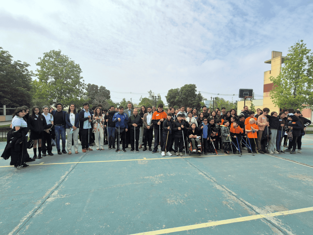 Foto grupal de los asistentes a la celebración del Día del Bastón Blanco, más de 50 personas.