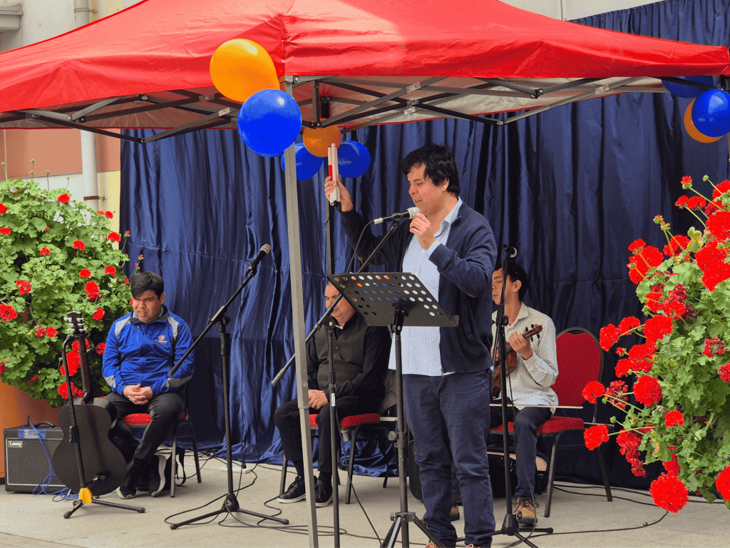 en la imagen se ve a José Ignacio Cuadra, encargado de vinculación con el medio de Fundación Luz, diciendo unas palabras.