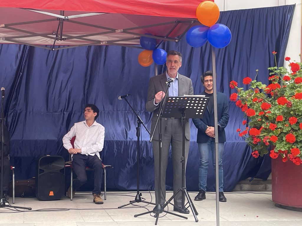 en la imagen se ve a Pedro Goic, Director Nacional del Servicio Nacional de la Discapacidad (SENADIS), diciendo unas palabras.