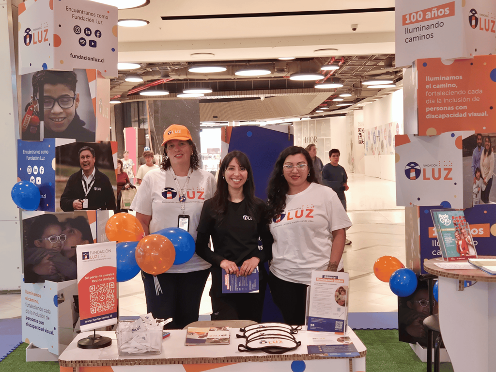 Tres trabajadoras de Fundación Luz en el stand