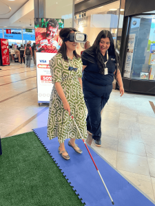 Terapeuta de Fundación Luz haciendo recorrido a ciegas con mujer.