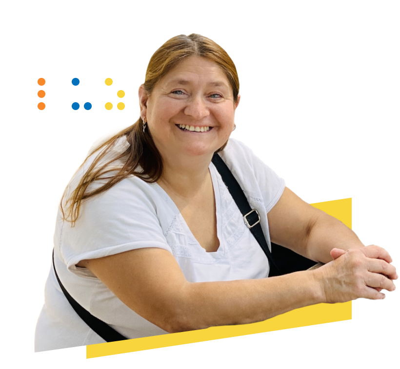 mujer sonriente con polera blanca, que transmite amabilidad y cercan&iacute;a. En el fondo destacan unos puntos de colores (naranja, azul y amarillo) y una franja amarilla en la base, manteniendo un estilo gr&aacute;fico moderno y profesional.