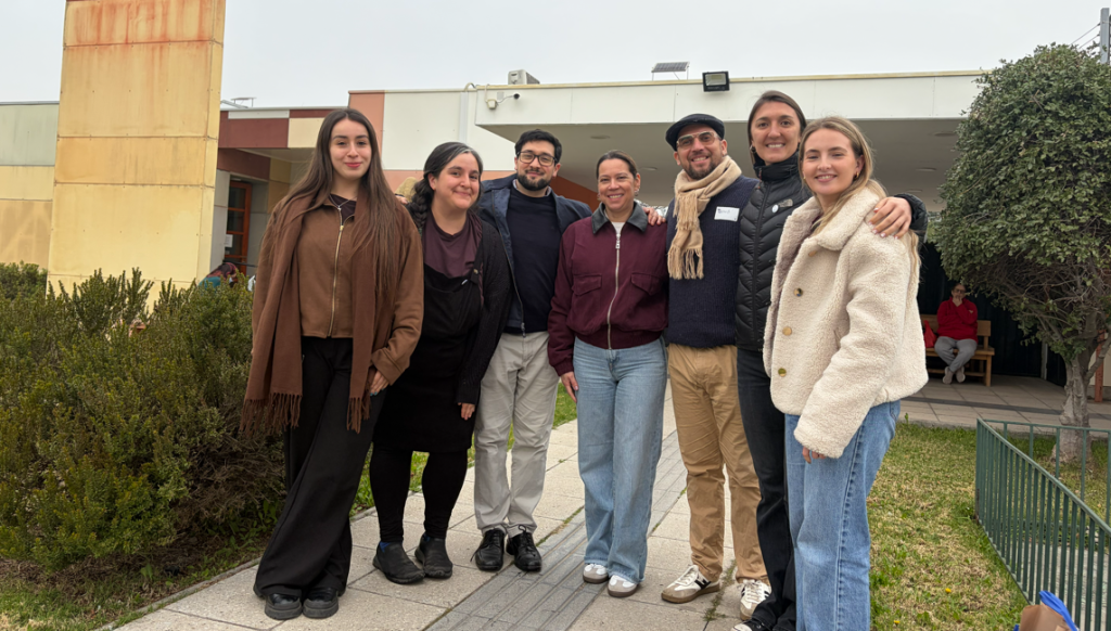 Integrantes del equipo de Fundaci&oacute;n Huella junto a Pablo Astorga y David Torres de Fundaci&oacute;n Luz posan sonrientes en el patio del CDV.