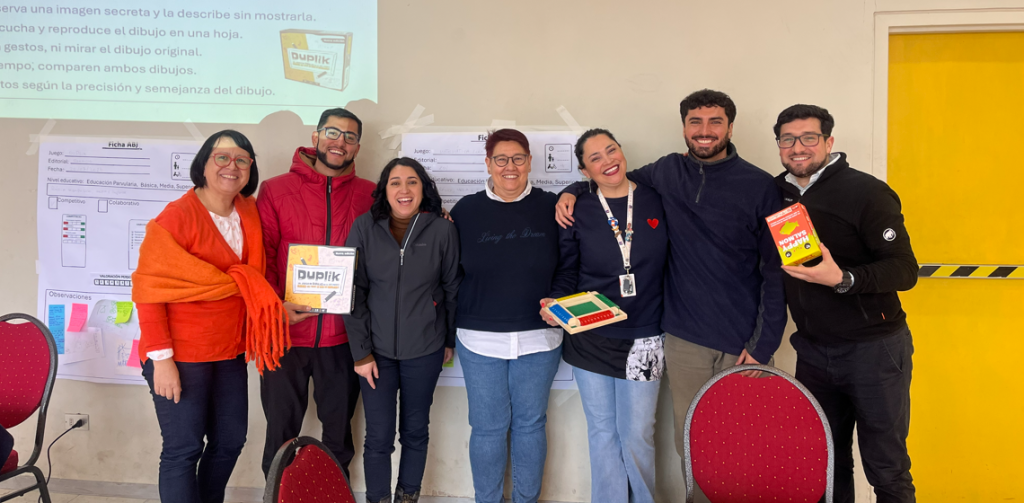 Prudens Mart&iacute;nez posa sonriente junto a profesionales de Fundaci&oacute;n Luz.