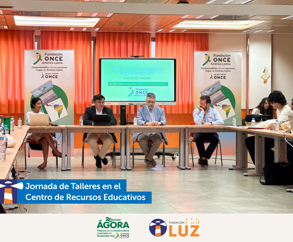 Personas en mesas largas que forman un cuadrado. Detrás de las personas del medio, hay pendones de Fundación Once.