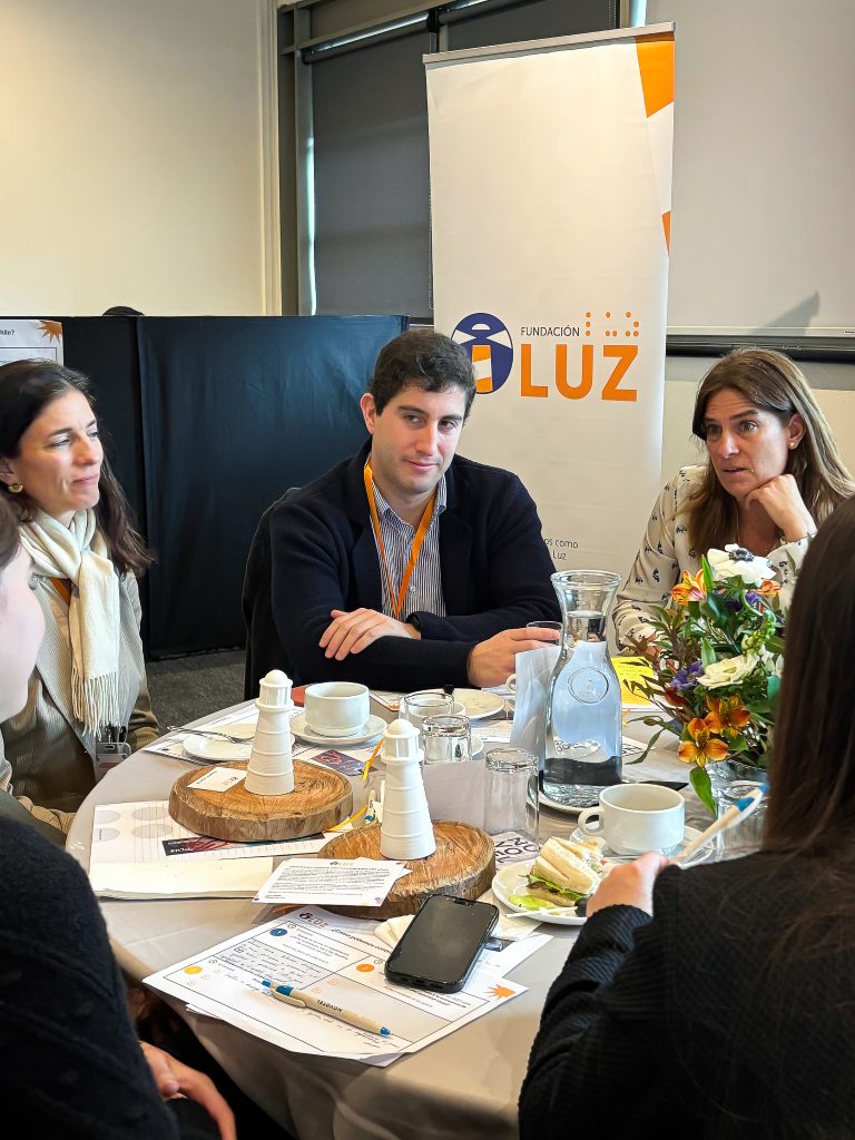 Invitados al desayuno conversando.