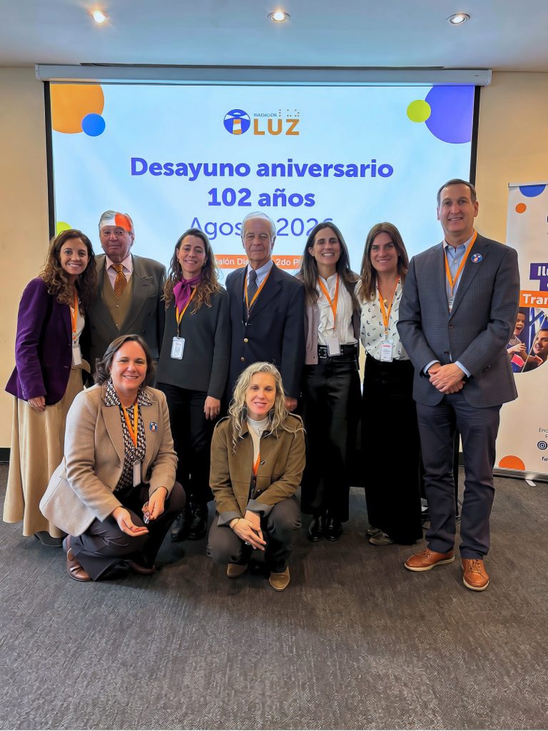 Integrantes del directorio de Fundación Luz posan sonrientes. 