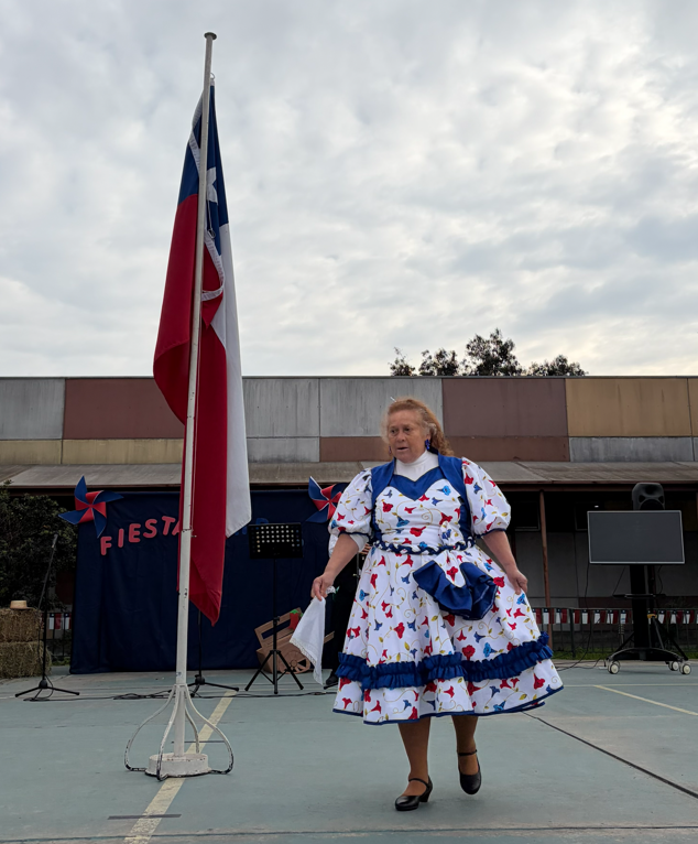 Irene Carrillo, beneficiaria de Fundación Luz, bailó una cueca a la bandera para dar inicio al evento.
