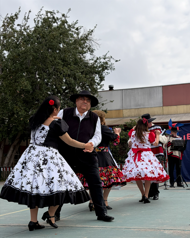 Beneficiarios de Fundación Luz bailando "La guaracha de fai fai".