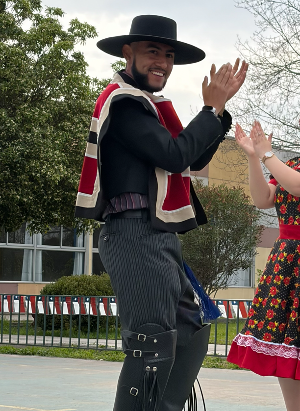 Fernando González, kinesiólogo de Fundación Luz, baila cueca vestido de huaso junto a una beneficiaria.