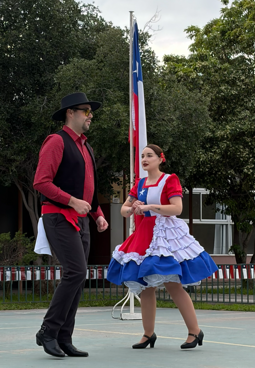 Jorge Saez, beneficiario de Fundación Luz, bailando junto a su pareja. 