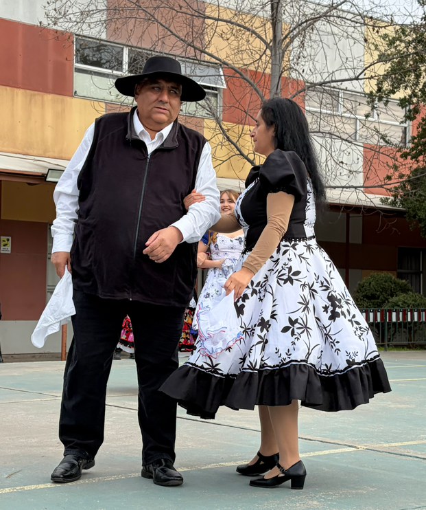 Los beneficiarios Domingo Godoy y Ruth Martínez bailando cueca.