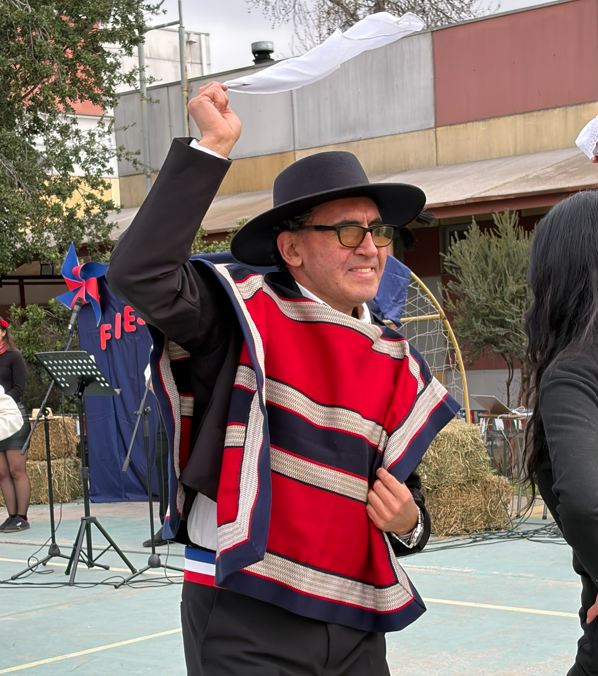 Fabián González, profesor de tiflotecnología de Fundación Luz, bailando cueca.