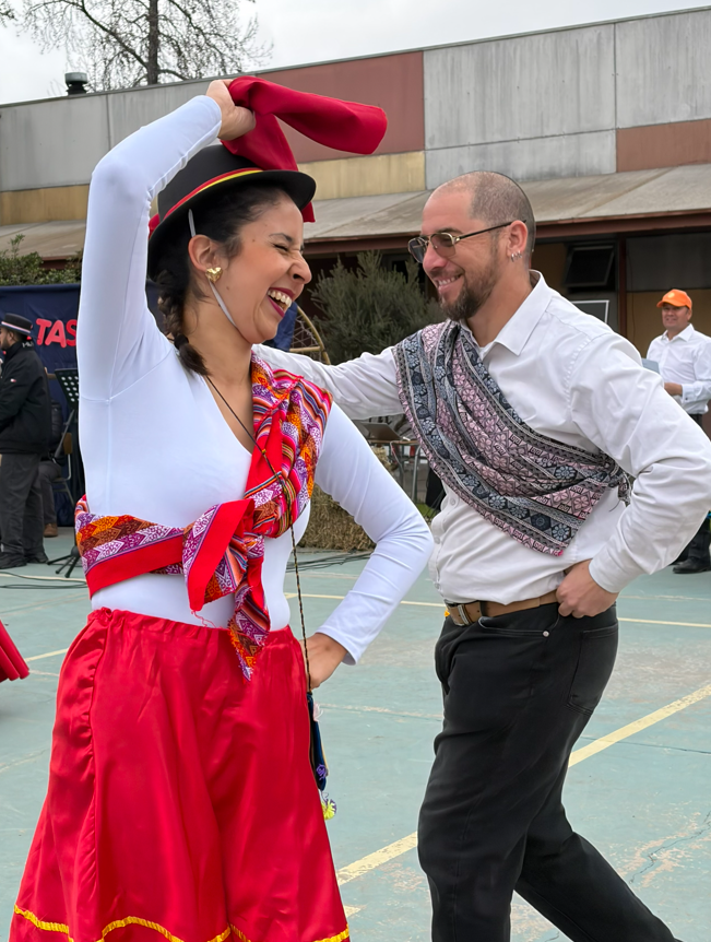 Representando a Fundación Luz, Paulina Vásquez y David Torres, tecnóloga médica y subdirector de proyectos, respectivamente, bailando cueca.