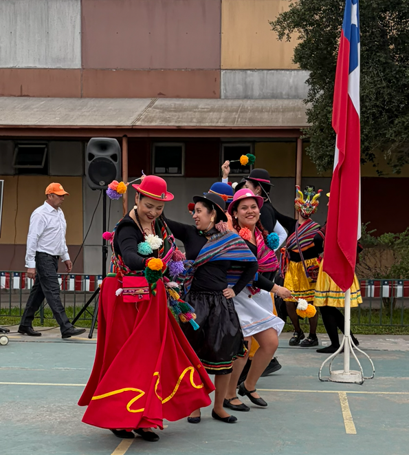 Integrantes del equipo de Fundación Luz (entre ellas Lizzi Montero, Valentina Alcaide y Génesis Román) bailando "La cacharpaya".