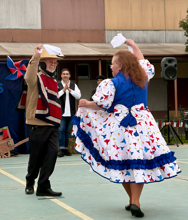 Beneficiarios de Fundación Luz, Salvador Castro e Irene Carrillo, bailando cueca.