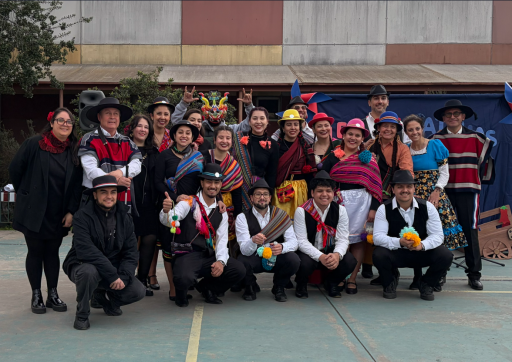 Integrantes del equipo de Fundación Luz posan sonrientes vestidos con trajes típicos chilenos tras su presentación de danza folclórica.