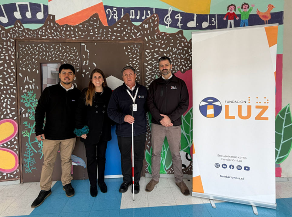 Juan Gómez, Pilar Palacios y José Contreras, Encargado de proyectos, Encargada comercial y profesional de trayectoria respectivamente, posan junto a Tomás Montero, Gerente de recursos humanos de RLA.